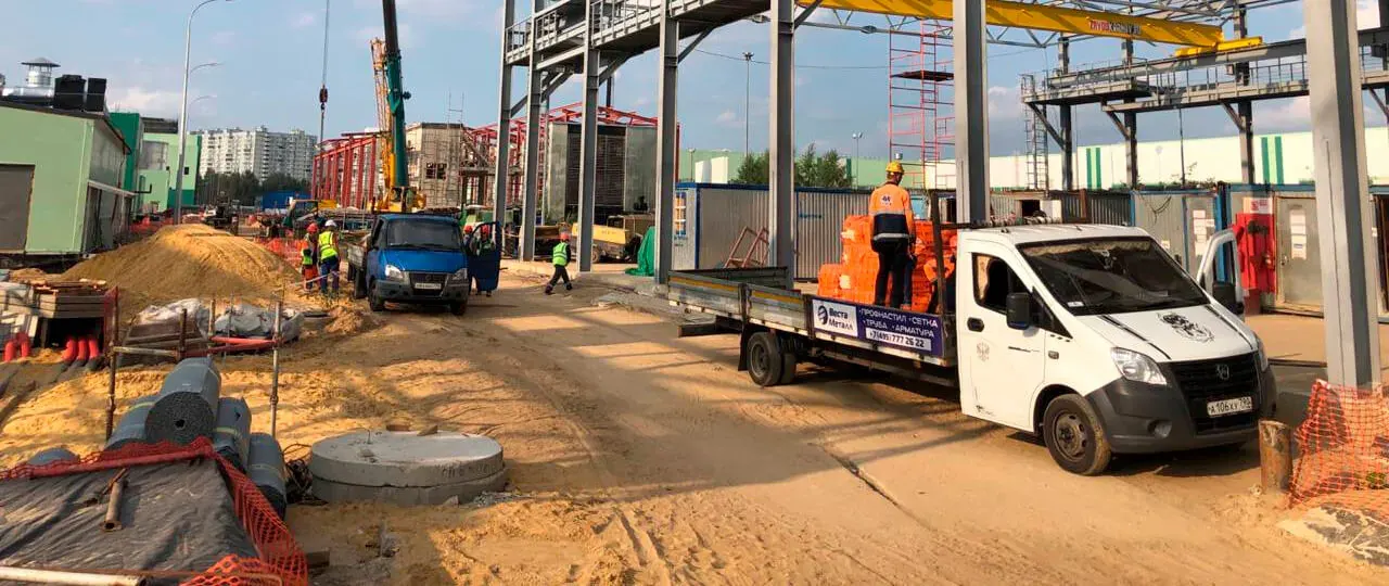 Погрузка металлопроката краном на площадке склада «Веста Металл»